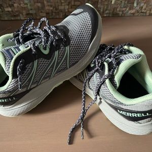 Merrill woman’s trail shoe, like new. Size 7 water resistant